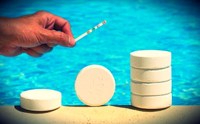 Entretien-piscine-coque-polyester-grise