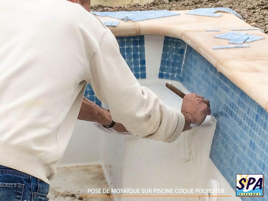 Pose mosaïque piscine coque polyester (option) – SPA Piscines