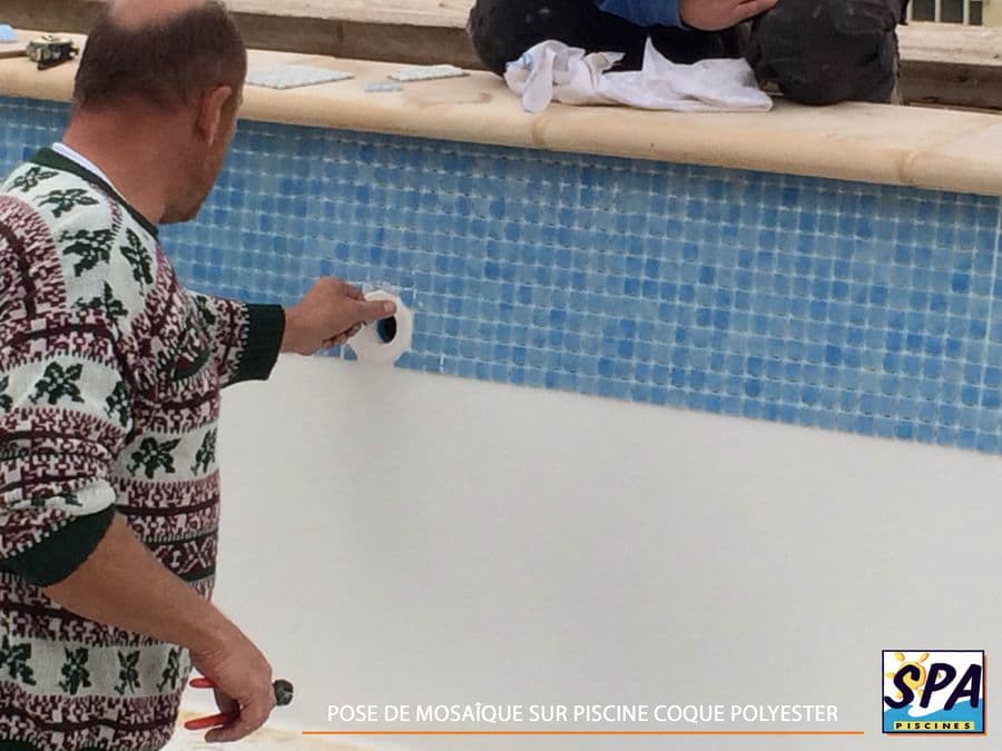 Pose mosaïque piscine coque polyester (option) – SPA Piscines