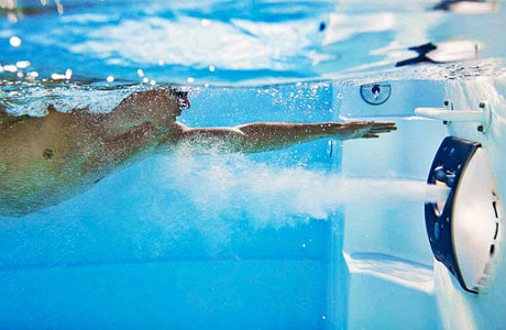 Piscine nage contre-courant : le secret pour nager chez soi sans tourner en rond