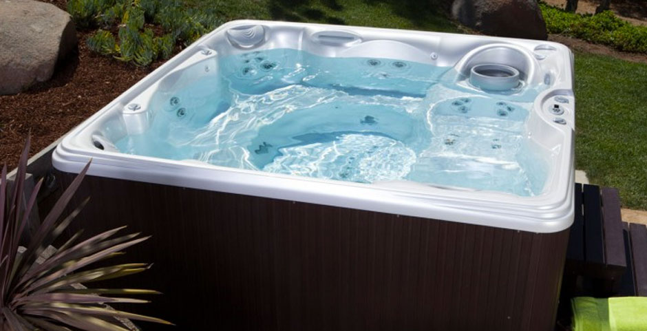 Les accessoires indispensables pour entretenir un spa jacuzzi