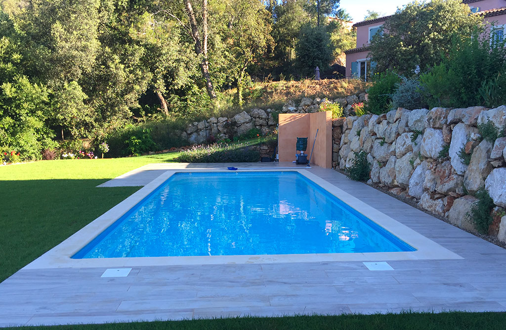 Tout savoir sur la piscine en coque polyester