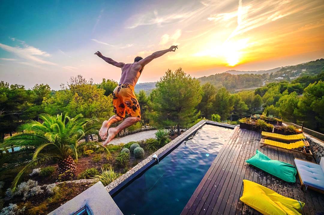 Insolite : découvrez cette villa avec une piscine aquarium