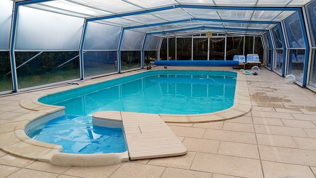 Pourquoi installer un abri pour sa piscine coque polyester