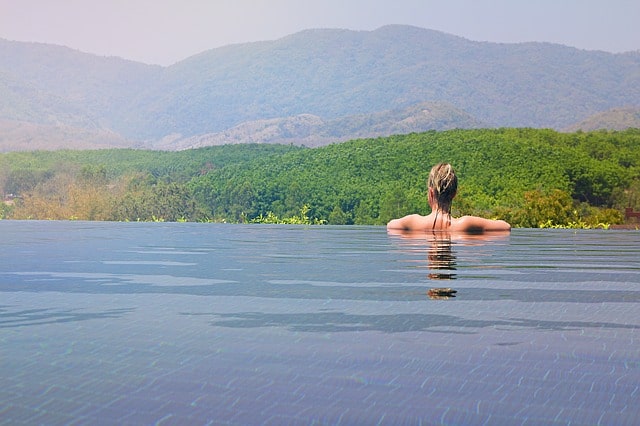 Peut-on avoir une piscine à débordement en coque polyester ?