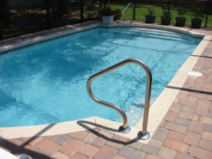 Floculation : pourquoi et comment utiliser un floculant pour piscine ?