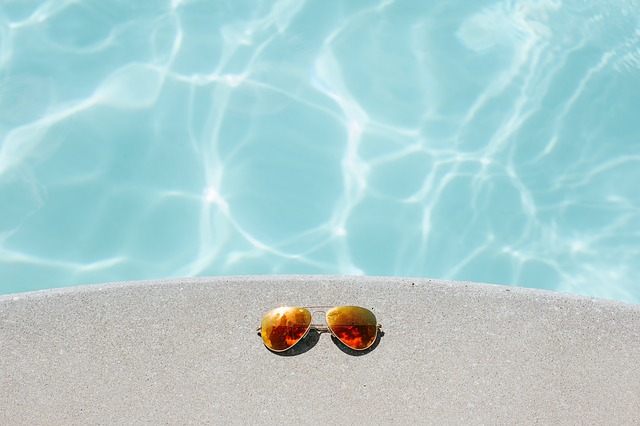 Puis-je avoir une petite piscine coque polyester dans mon petit jardin ?