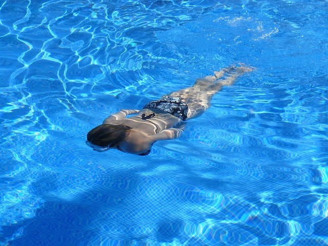 Les avantages d'installer la nage à contre-courant dans sa piscine coque polyester