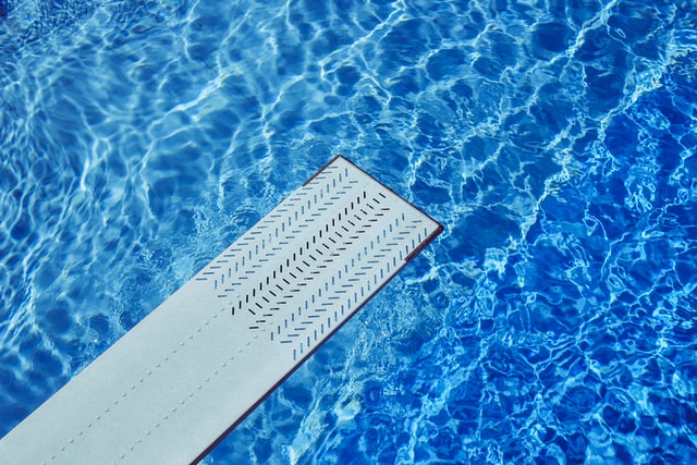 Installez un plongeoir au bord de votre piscine !