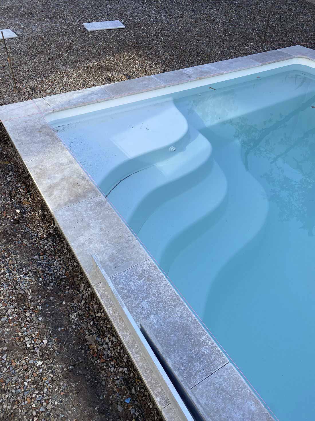 Pose margelles sur piscine coque polyester – SPA Piscines